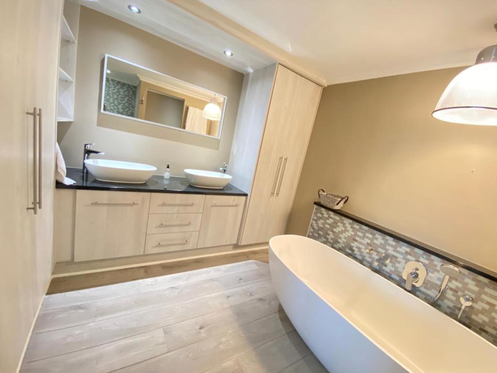 Loddey'S Self Catering Apartments - By Beach Collection Strand Eksteriør billede